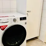 Convenient Airport Beside Big Mall * Βάνταα