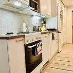 Convenient Airport Beside Big Mall Διαμέρισμα