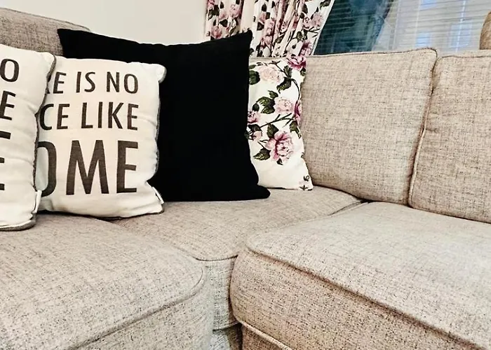 Convenient Airport Beside Big Mall *